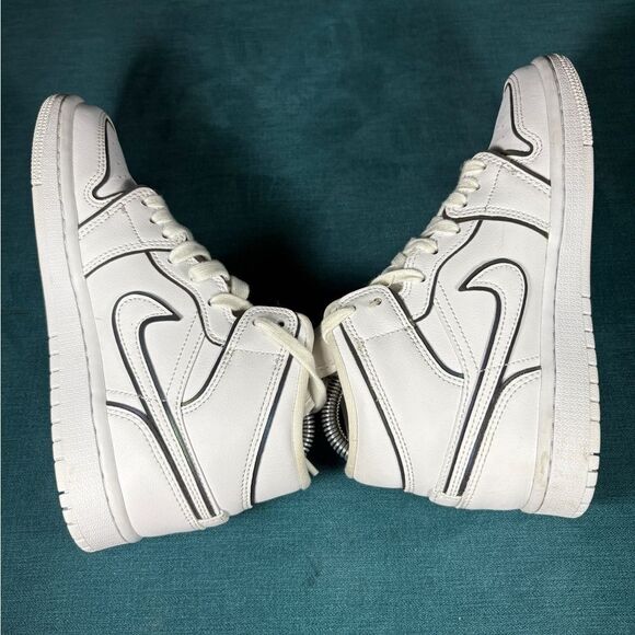 Size 6 - Women’s Nike Air Jordan 1 Mid Iridescent shoes - Picture 7 of 12